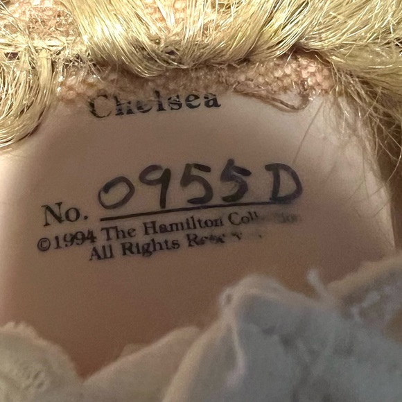 Hamilton Collection "Chelsea" Procelain Doll  1994. #0955D  in original Clothes - Picture 9 of 9